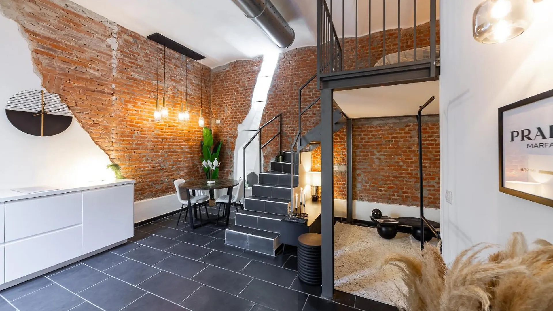Youhosty - Design Isola Studio location